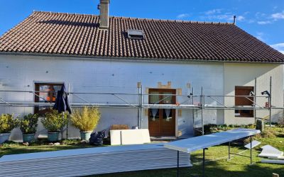 Ecothermic à Cassaniouze : travaux d’isolation thermique par l’extérieur, finition crépi, teinte Craie Blanche.