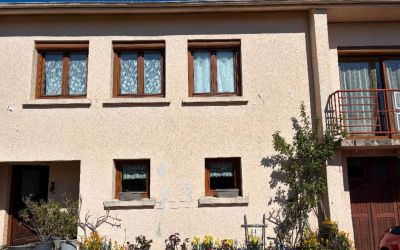 Après avoir réalisé deux façades de sa maison il y a 13 ans, ce client d'Ecothermic a de nouveau fait appel à l'entreprise spécialisée dans l'isolation par l'extérieur pour la rénovation des deux autres côtés de son habitation.