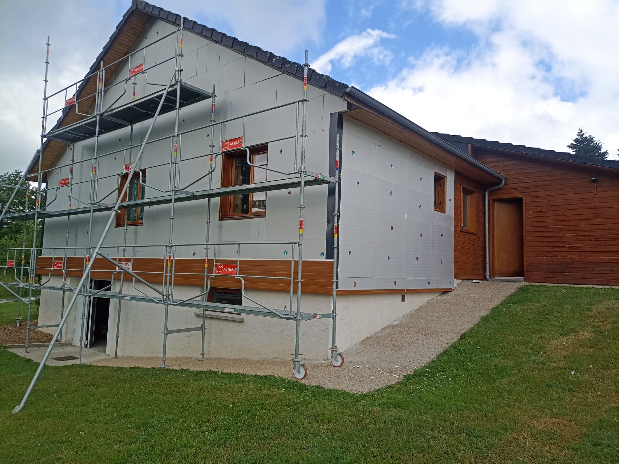 L'isolation par l'extérieur apporte de nombreux avantages. Le logement va gagner en étanchéité, les déperditions énergétiques et autres ponts thermiques seront diminués.