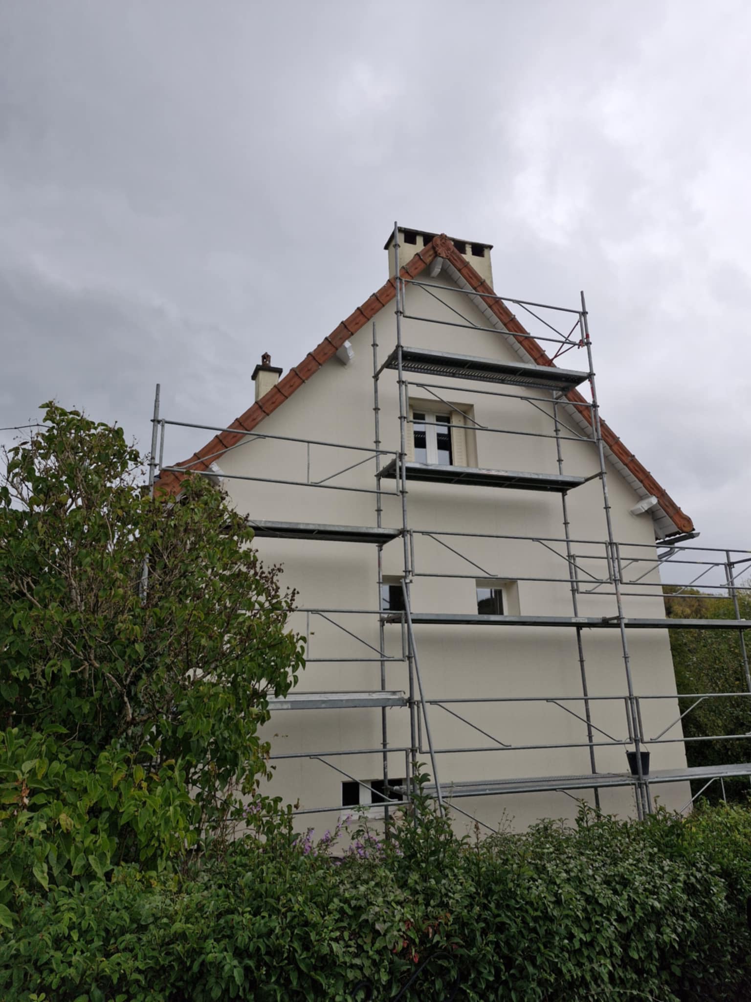 Facade dégradée avant le passage de l'entreprise Ecothermic Cantal