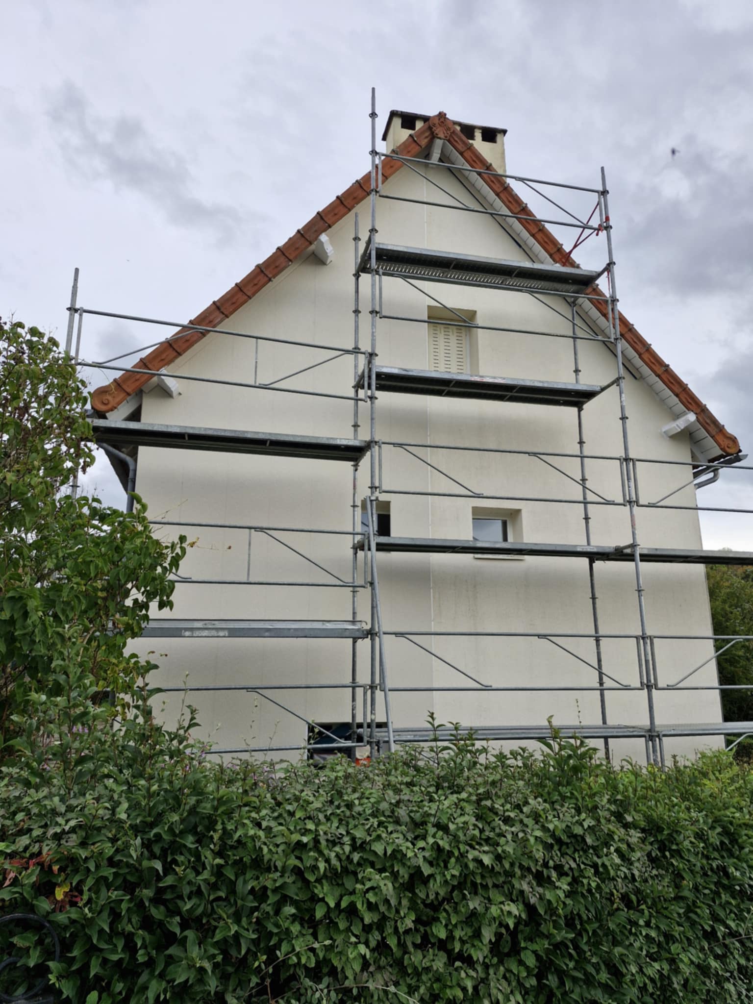 Ecothermic, entreprise d'isolation par l'extérieur à réalisé la réfection d'une Isolation thermique extérieure dégradée en Polystyrène à Naucelles dans le Cantal.