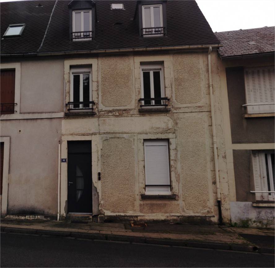 Photo d'une habitation à la Bourboule dans le Puy de Dome avant son ravalement par la pose de panneaux UNISO d'Ecothermic.