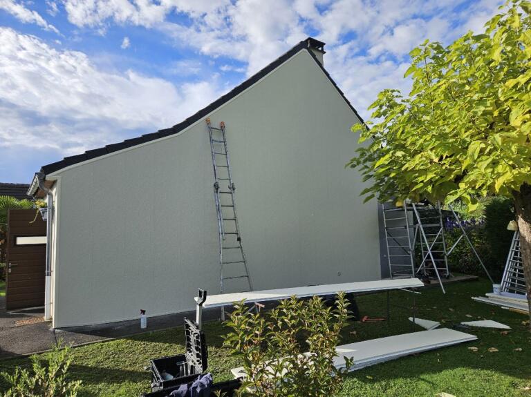 Travaux en cours à Polminhac pour réaliser l'isolation d'une façade par l'équipe d'Ecothermic Aurillac.