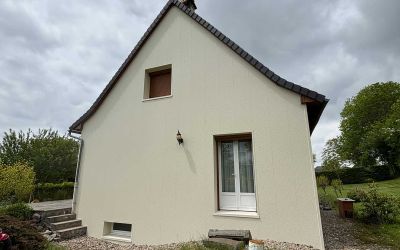 Chantier Ecothermic Cantal Isolation façade à Saint Bonnet de Salers. Finition en crépi teinte craie blanche.