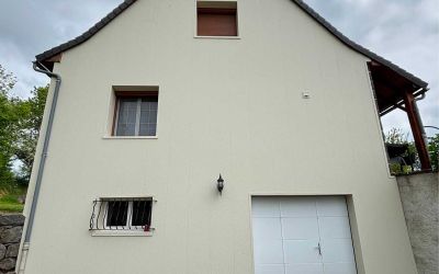 Chantier Ecothermic Cantal Isolation façade à Saint Bonnet de Salers. Finition en crépi teinte craie blanche.
