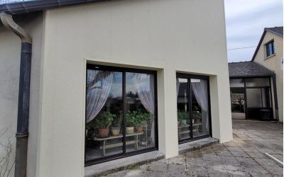 Photo d'une réalisation d'isolation par l'extérieur par l'entreprise cantalienne Ecothermic, spécialisée dans la pose de panneaux uniso.