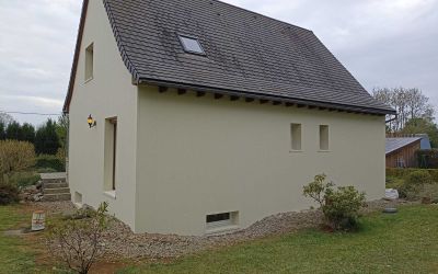 Chantier Ecothermic Cantal Isolation façade à Saint Bonnet de Salers. Finition en crépi teinte craie blanche.