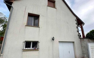 Chantier Ecothermic Cantal Isolation façade à Saint Bonnet de Salers. Finition en crépi teinte craie blanche.