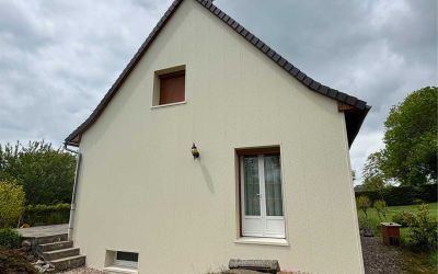 Chantier Ecothermic Cantal Isolation façade à Saint Bonnet de Salers. Finition en crépi teinte craie blanche.