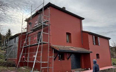 Chantier d'isolation par l'extérieur Ecothermic : une maison entièrement transformée avec une façade au design contemporain.  Finition Uniso bois, coloris marbre rouge.