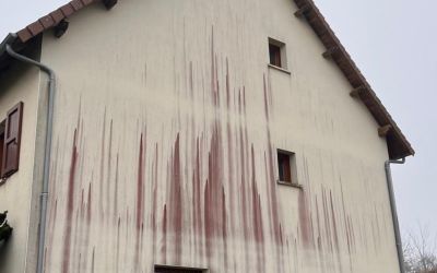 Nouveau chantier d'isolation par l'extérieur terminé à Saint-Mamet-la-Salvetat (15) par l'entreprise Ecothermic basée à Aurillac. Un pignon particulièrement exposé au vent a été entièrement protégé et isolé pour garantir confort et durabilité.