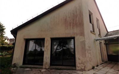 Photo d'une réalisation d'isolation par l'extérieur par l'entreprise cantalienne Ecothermic, spécialisée dans la pose de panneaux uniso.