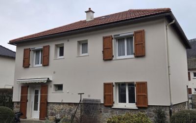 Ecothermic à vic sur cère dans le Cantal : Isolation par l’extérieur 85 mm, finition crépi érable blond. Un résultat à la fois esthétique et performant