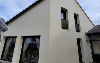 Photo d'une réalisation d'isolation par l'extérieur par l'entreprise cantalienne Ecothermic, spécialisée dans la pose de panneaux uniso.