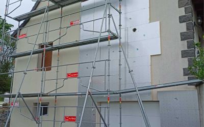 Chantier Ecothermic Cantal Isolation façade à Saint Bonnet de Salers. Finition en crépi teinte craie blanche.