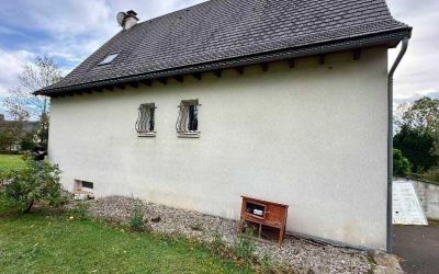 Chantier Ecothermic Cantal Isolation façade à Saint Bonnet de Salers. Finition en crépi teinte craie blanche.