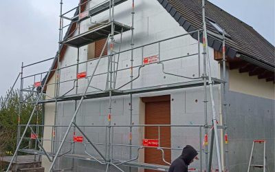 Chantier Ecothermic Cantal Isolation façade à Saint Bonnet de Salers. Finition en crépi teinte craie blanche.