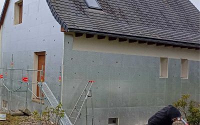 Chantier Ecothermic Cantal Isolation façade à Saint Bonnet de Salers. Finition en crépi teinte craie blanche.