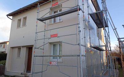 Chantier d'isolation par l'extérieur à Arpajon-sur-Cère. Panneaux finition crépi érable blond et frêne posé par Ecothermic.