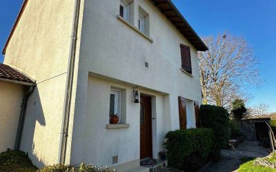 Chantier d'isolation par l'extérieur à Arpajon-sur-Cère. Panneaux finition crépi érable blond et frêne posé par Ecothermic.