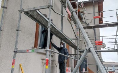 Chantier d'isolation par l'extérieur avec esthétique novatrice en joint debout classique et aléatoires réalisé par Ecothermic à Aurillac.