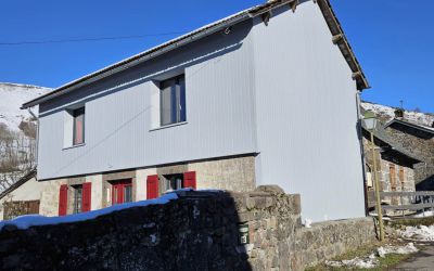 Ecothermic vient de terminer un chantier à Lascelles dans le Cantal : panneaux d'isolation par l'extérieur finition clin lisse GRANIT GRIS.