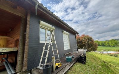 Retrouvez la chaleur d’un chalet sans l’entretien, avec une touche moderne d’ardoise et de marbre rouge. Chantier Ecothermic réalisé à OMPS (Cantal).