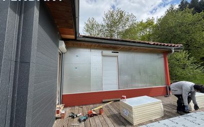 Retrouvez la chaleur d’un chalet sans l’entretien, avec une touche moderne d’ardoise et de marbre rouge. Chantier Ecothermic réalisé à OMPS (Cantal).