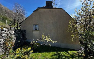 Ecothermic Aurillac : un nouveau chantier d'isolation par l'extérieur à LAVEISSIÈRE (15). Finition crépi Couleur érable blond.