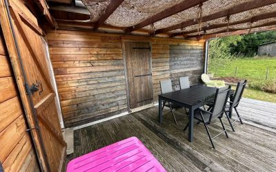 Retrouvez la chaleur d’un chalet sans l’entretien, avec une touche moderne d’ardoise et de marbre rouge. Chantier Ecothermic réalisé à OMPS (Cantal).