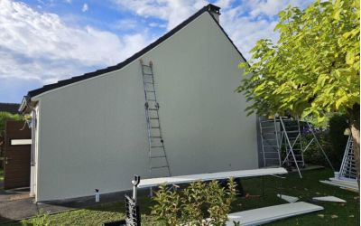 Travaux en cours à Polminhac pour réaliser l'isolation d'une façade par l'équipe d'Ecothermic Aurillac.