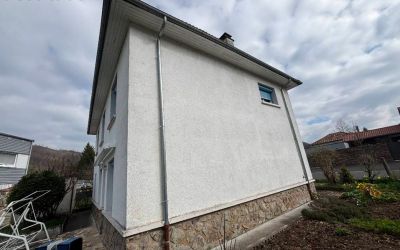 Isolation façade : finition Lisse couleur pierre bleue réalisé par Ecothermic à Saint Simon dans le Cantal