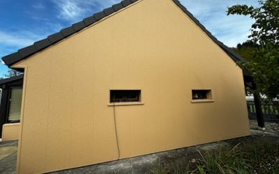 Réalisation par Ecothermic d'une isolation par l'extérieur imitation crépi couleur terre brune à Polminhac dans le Cantal.