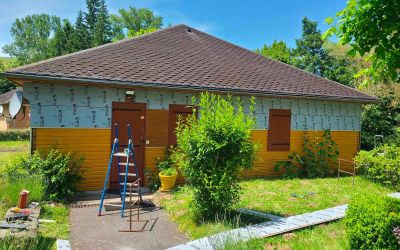 Ecothermic Aurillac : Solution UNISO 32 pour l'ITE de leur maison avec une finition clin lisse chêne doré à Ségur-des-Villas dans le Cantal