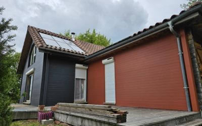 Retrouvez la chaleur d’un chalet sans l’entretien, avec une touche moderne d’ardoise et de marbre rouge. Chantier Ecothermic réalisé à OMPS (Cantal).