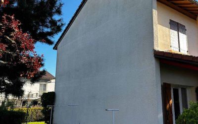 Chantier d'isolation par l'extérieur à Arpajon-sur-Cère. Panneaux finition crépi érable blond et frêne posé par Ecothermic.