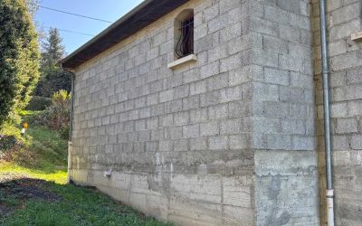Chantier d'isolation par l'extérieur Ecothermic : une maison entièrement transformée avec une façade au design contemporain.  Finition Uniso bois, coloris marbre rouge.