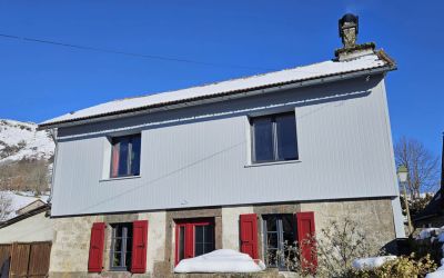 Ecothermic vient de terminer un chantier à Lascelles dans le Cantal : panneaux d'isolation par l'extérieur finition clin lisse GRANIT GRIS.