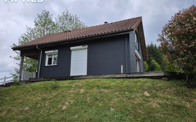 Retrouvez la chaleur d’un chalet sans l’entretien, avec une touche moderne d’ardoise et de marbre rouge. Chantier Ecothermic réalisé à OMPS (Cantal).